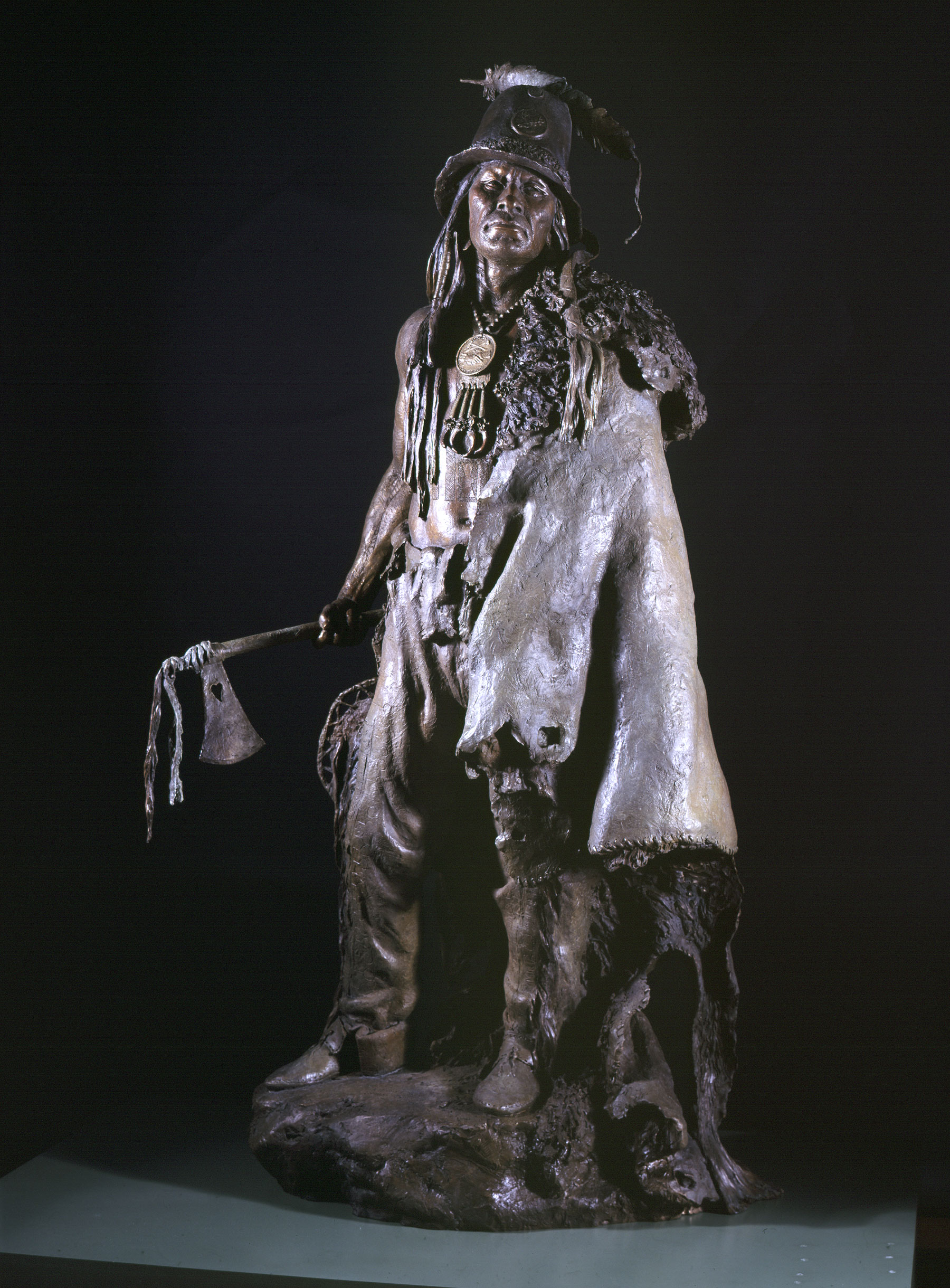 John Coleman, Explorer Artists Bodmer-Catlin Series: Addih-Hiddisch, Hidatsa Chief (Series de los artistas exploradores Bodmer-Catlin: Addih-Hiddisch, jefe hidatsa), 2004. Bronze. Gift of Western Art Associates.